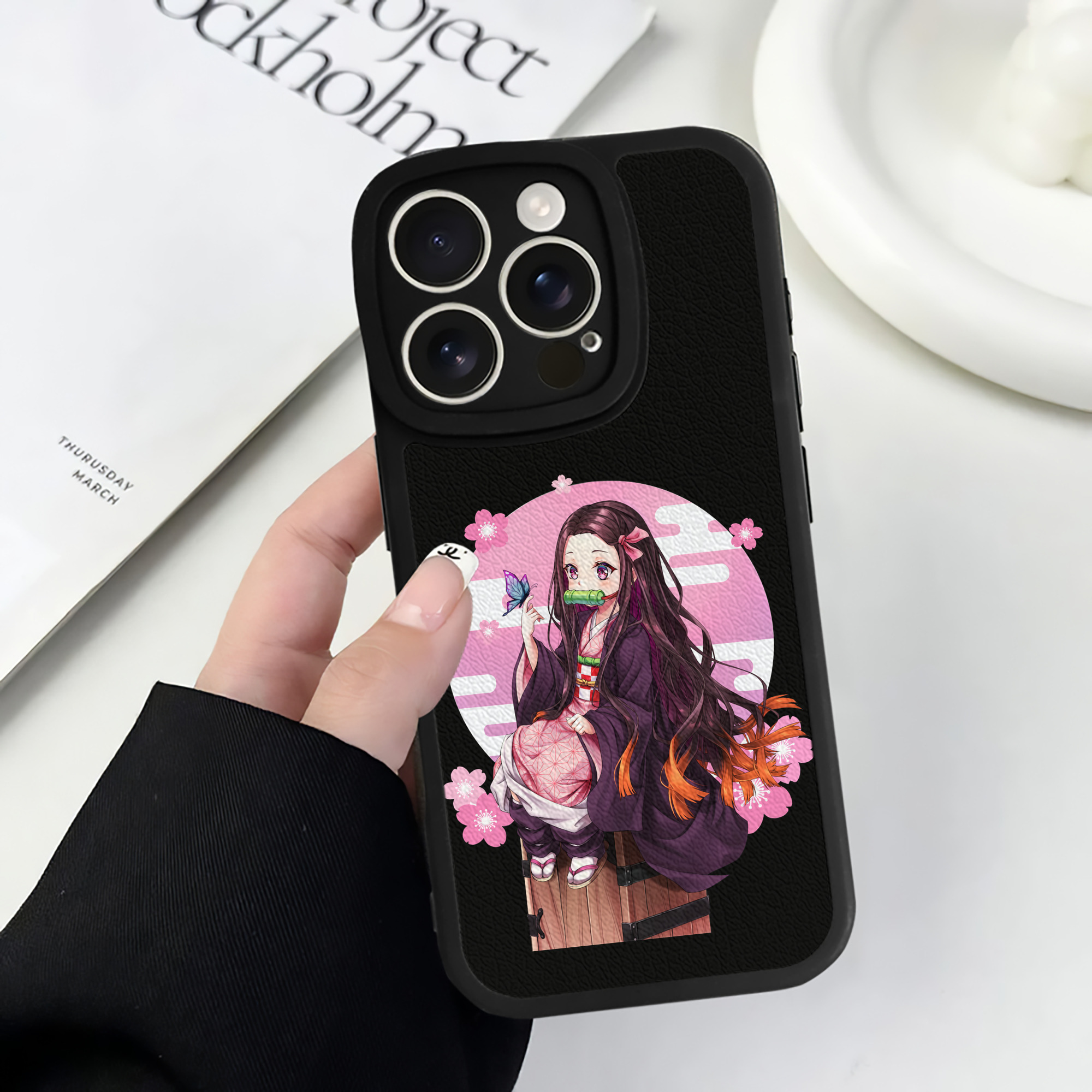 （画像用） 鬼滅の刃（きめつのやいば）竈門 禰󠄀豆子／かまど ねずこ Kamado Nezuko 【iPhone 16シリーズ対応】シリコンスマホケース（レザー調） 材質：シリコン